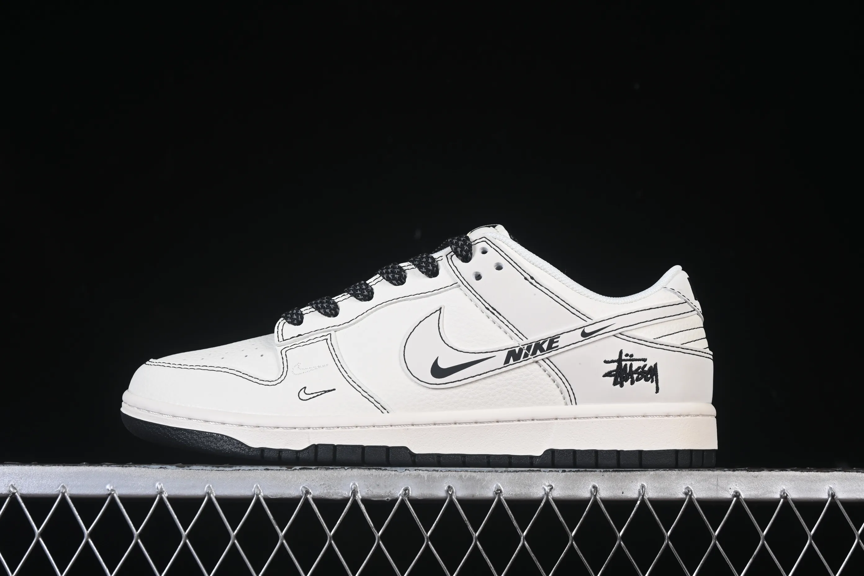 All categories Nk SB Dunk Series Nk SB Dunk Low High-end customized low-top sneakers Nike SB Dunk Low Stusi co-branded beige small double hook High-end customized low-top casual sneakers HH7518-096